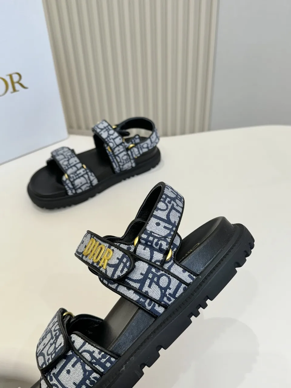 👟👟Ex-factory price 500👟👟 These Dioract sandals are carefully made of blue plaid jacquard fabric and other materials, decorated with off-white raffia Oblique print, fashionable and modern. The insole is made of lightweight and comfortable leather that fits the shape of the foot, and is equipped with a Velcro strap. The upper strap is embellished with a gold-finished metal Dior logo, which is more refined. Can be matched with various styles to show modern style. . Help surface material: fabric. Dior signature in gold-finish metal. 2 adjustable Velcro straps. Leather insole that fits the shape of the foot, soft and lightweight texture, EVA notch sole decorated with Christian Dior's lucky star symbol Made in Italy Code number: 35--42 (41 42 customized, non-refundable)